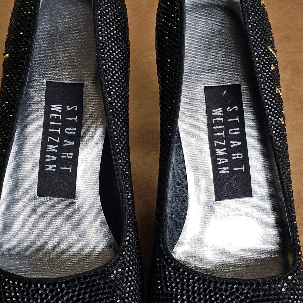 Elegant Black Heels with Gold Accents - Picture 3 of 9